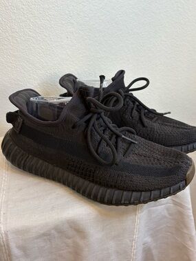 YEEZY BOOST 350 V2 in the "Onyx" shoes